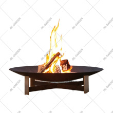 На открытом воздушном столе с огненным огнем